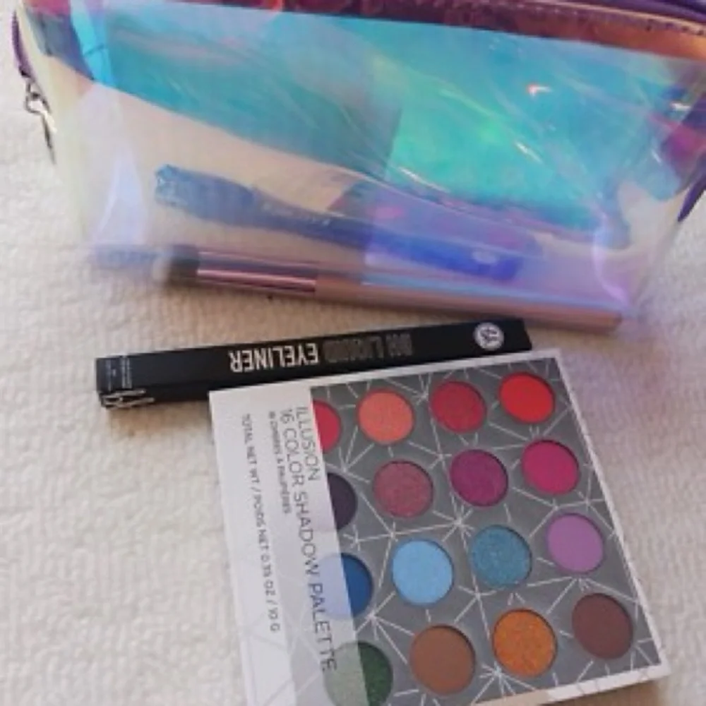 BH Holographic Makeup Set with Eyeshadow Palette and Eyeliner, Eyeshadow Brush